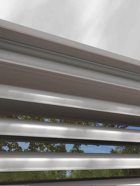 Tenda alla veneziana Brise Soleil antivento a motore di Pronema