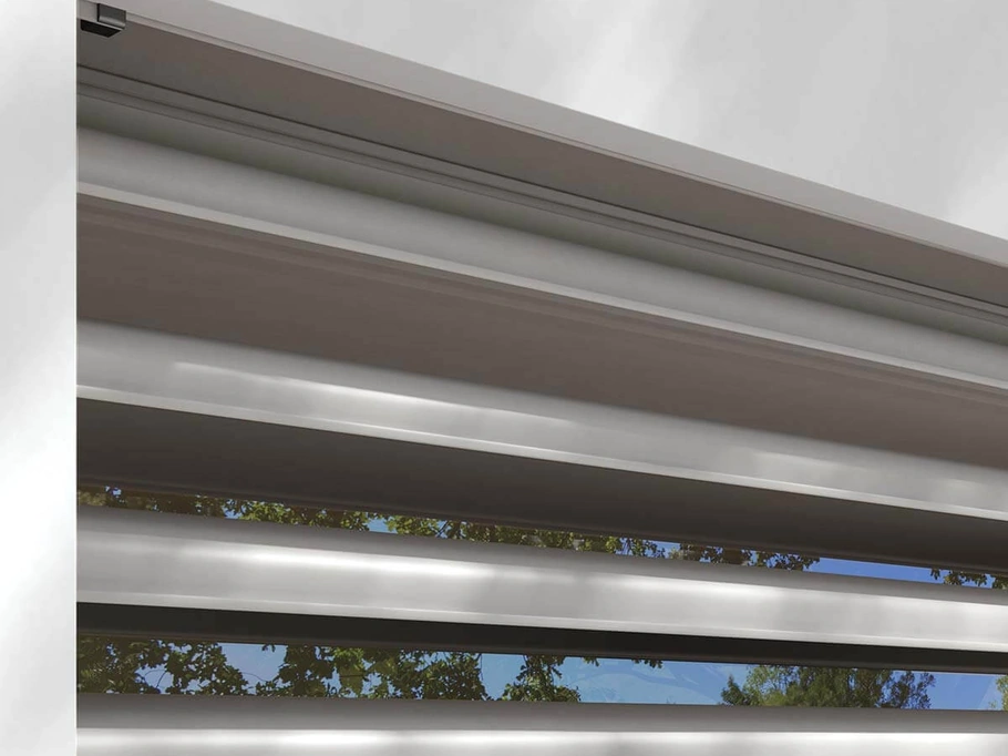 Tenda alla veneziana Brise Soleil antivento a motore di Pronema