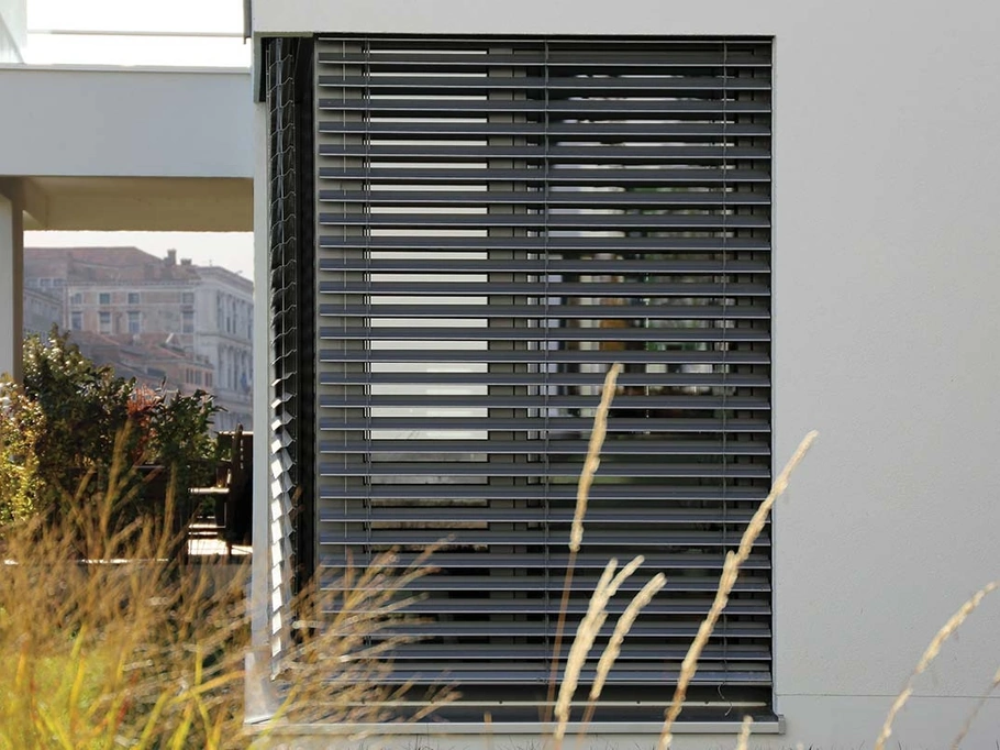 Tenda alla veneziana da esterno Shadow con lamelle in alluminio di Pronema