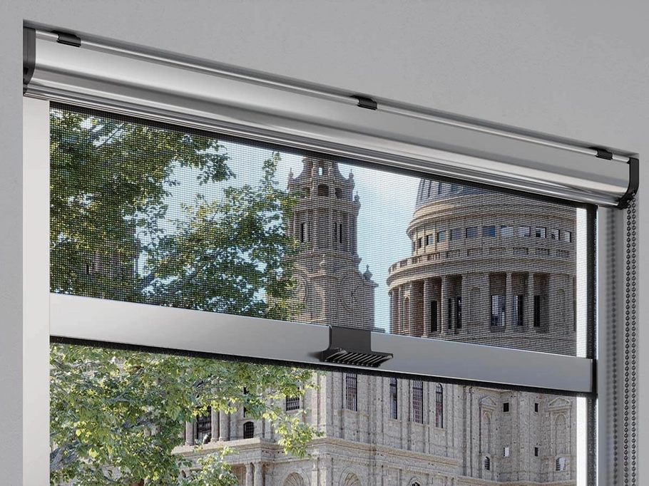 Zanzariera a rullo verticale a catenella in alluminio con cassonetto arrotondato di Pronema