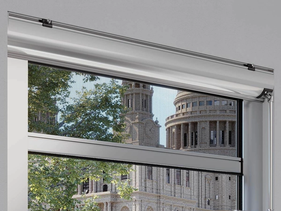 Zanzariera a rullo verticale ad argano in alluminio con cassonetto arrotondato di Pronema