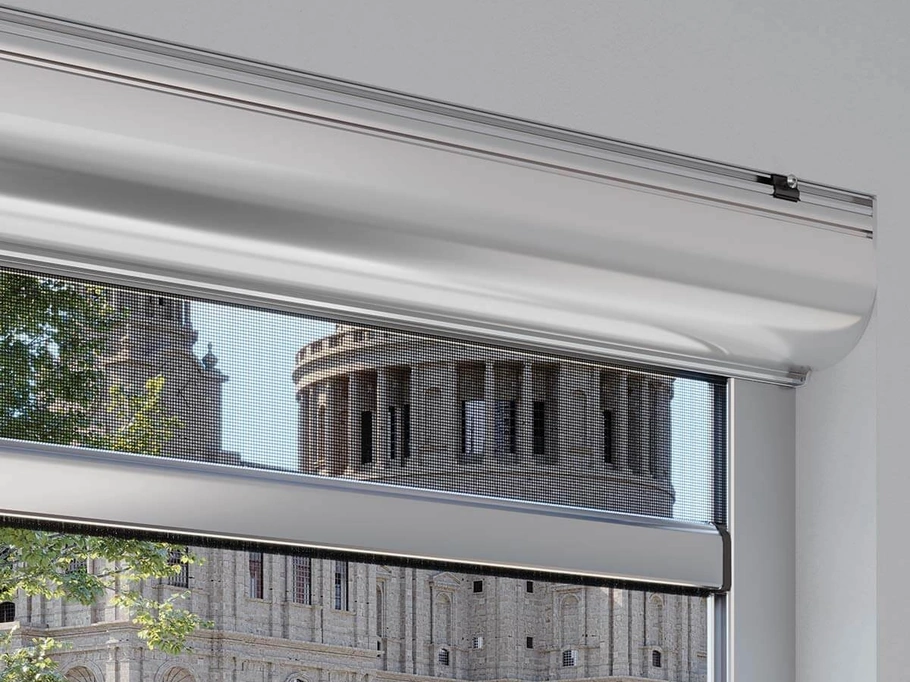 Zanzariera a rullo verticale anti vento a motore in alluminio con cassonetto arrotondato di Pronema