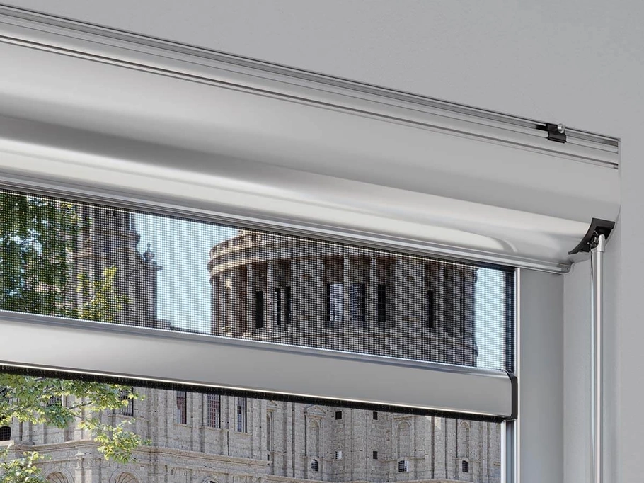 Zanzariera a rullo verticale anti vento ad argano in alluminio con cassonetto arrotondato di Pronema