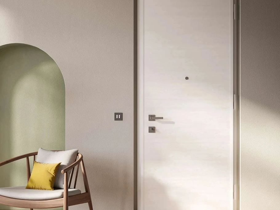 Porta blindata Regular Materik finitura Cemento Bianco di Gardesa